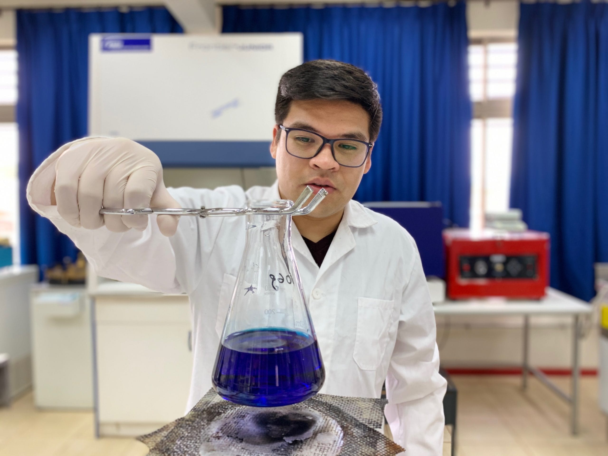 Estudiante en un laboratorio de química realizando un experimento